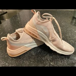 VGUC Pink Nike Air Max Motion 2